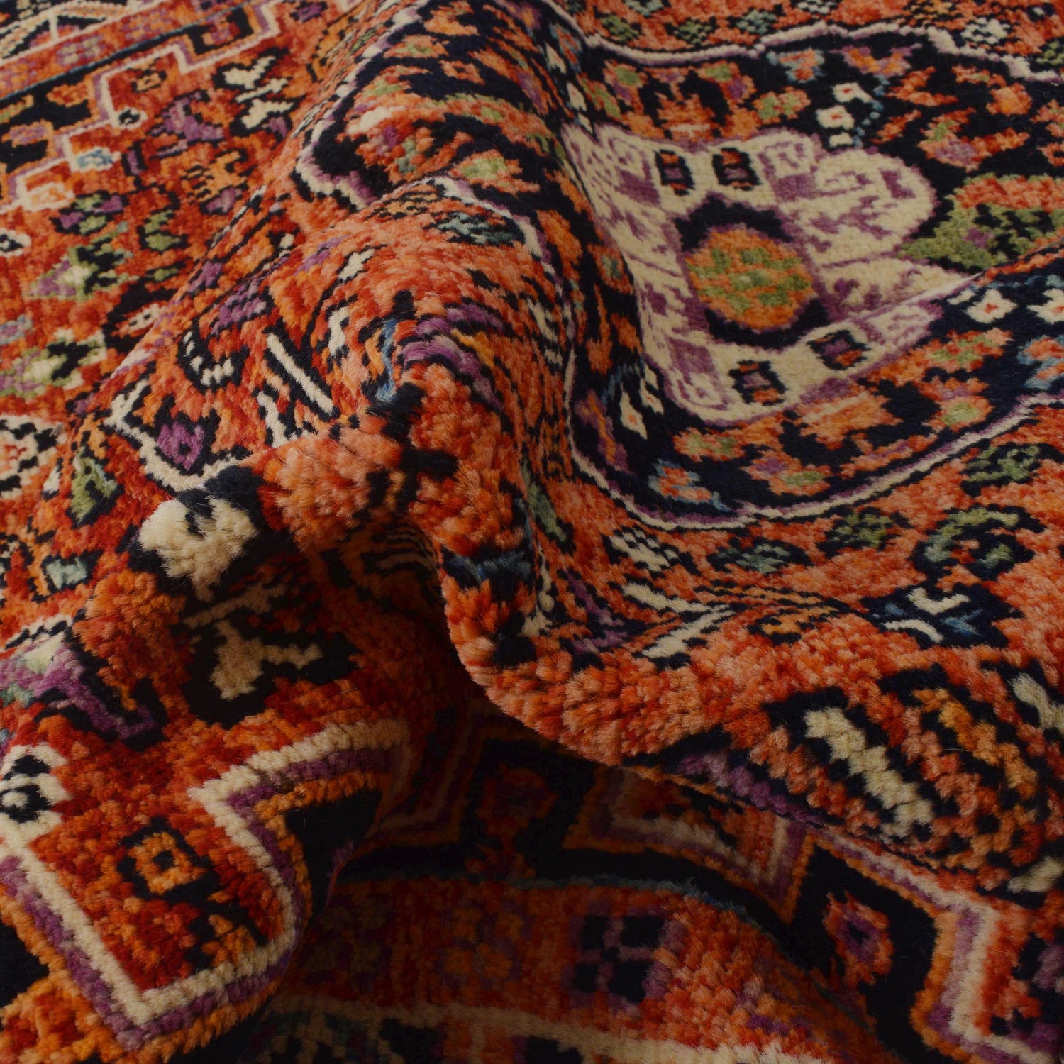 Rich Red Color Shiraz Carpet 3' 11" x 6' 1" ft / 120 x 186 cm - No. G36503