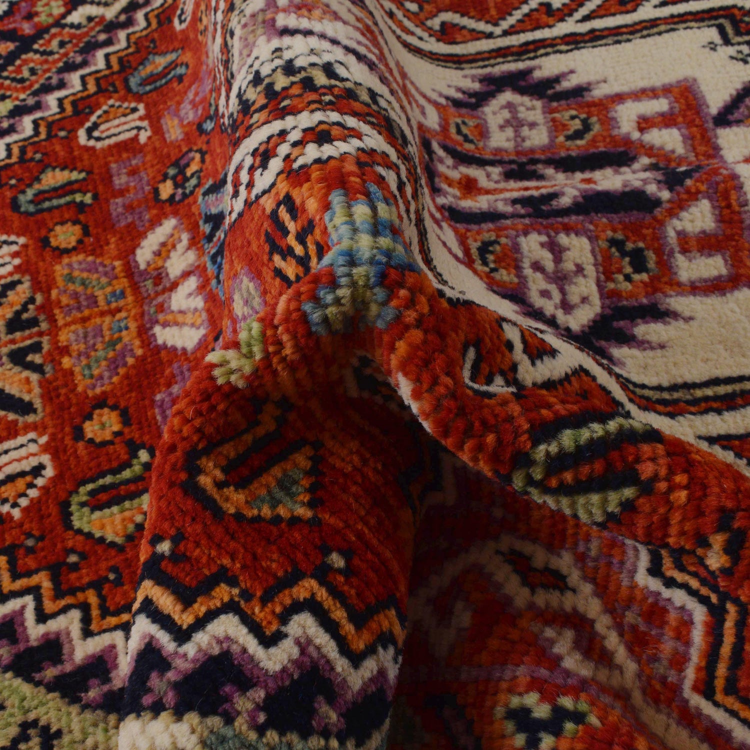 Rich Red Color Shiraz Carpet 4' 0" x 5' 10" ft / 121 x 177 cm - No. G36504