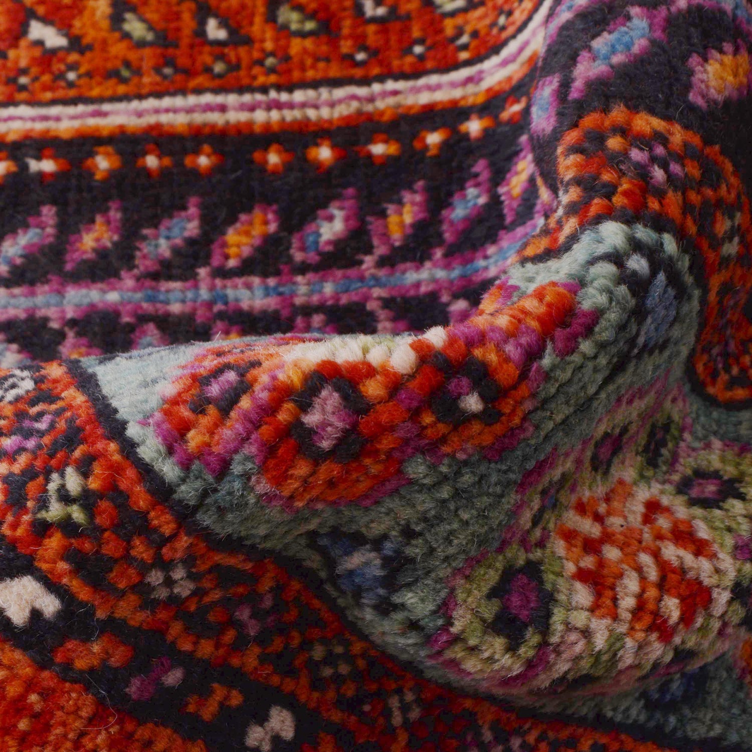 Persian Shirazi Design Carpet 5' 9" x 7' 8" ft / 174 x 233 cm - No. P36348