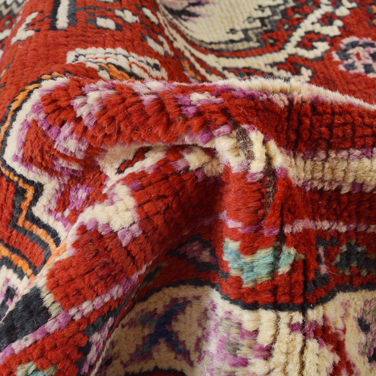 Rich Red Color Shiraz Carpet 4' 11" x 6' 6" ft / 150 x 199 cm - No. B29773