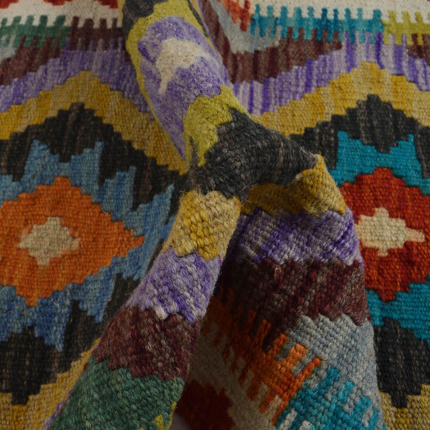 Short Kilim Runner 1' 9" x 4' 4" ft / 53 x 133 cm - No. G31346