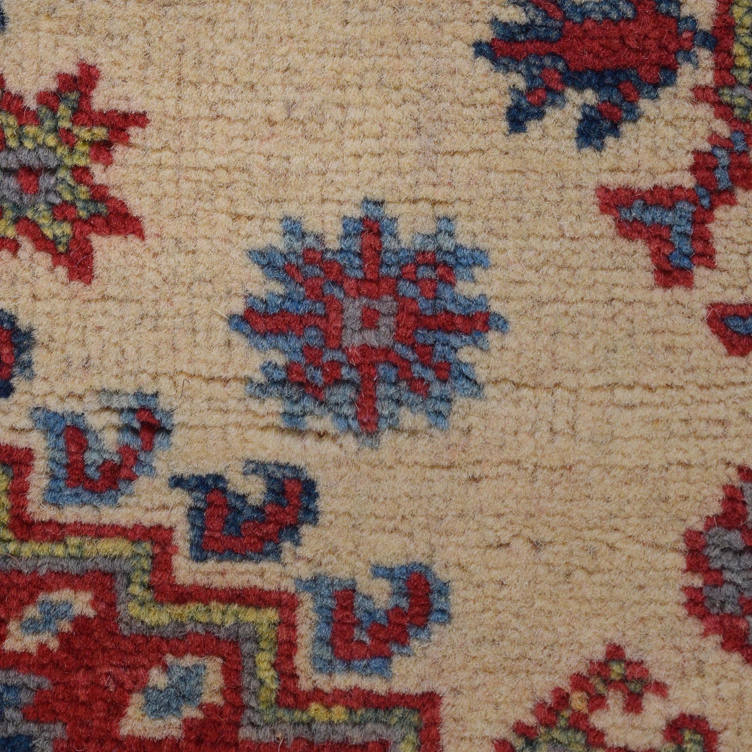 Hand knotted Kazak Carpet 4' 10" x 6' 5" ft / 147 x 195 cm - No. G34004