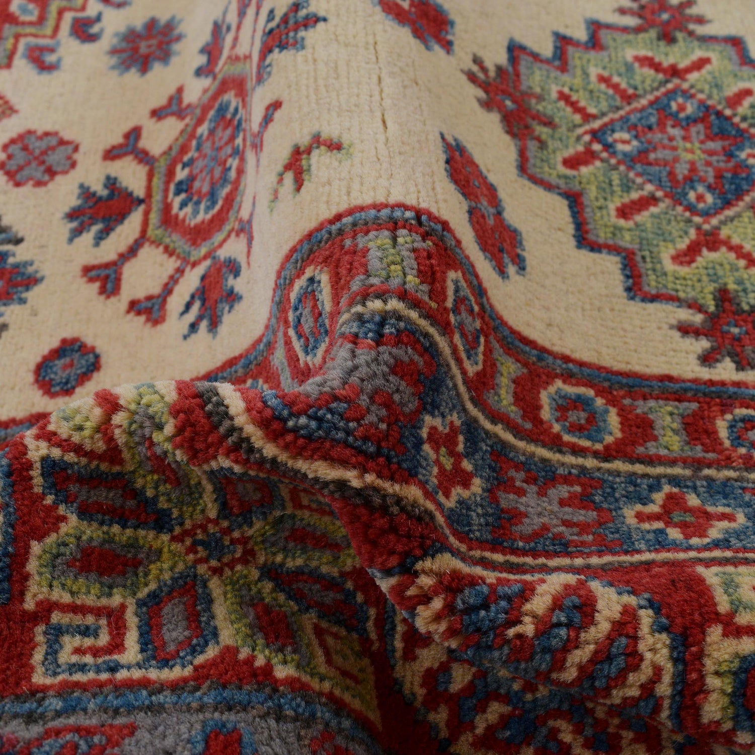 Hand knotted Kazak Carpet 4' 10" x 6' 5" ft / 147 x 195 cm - No. G34004