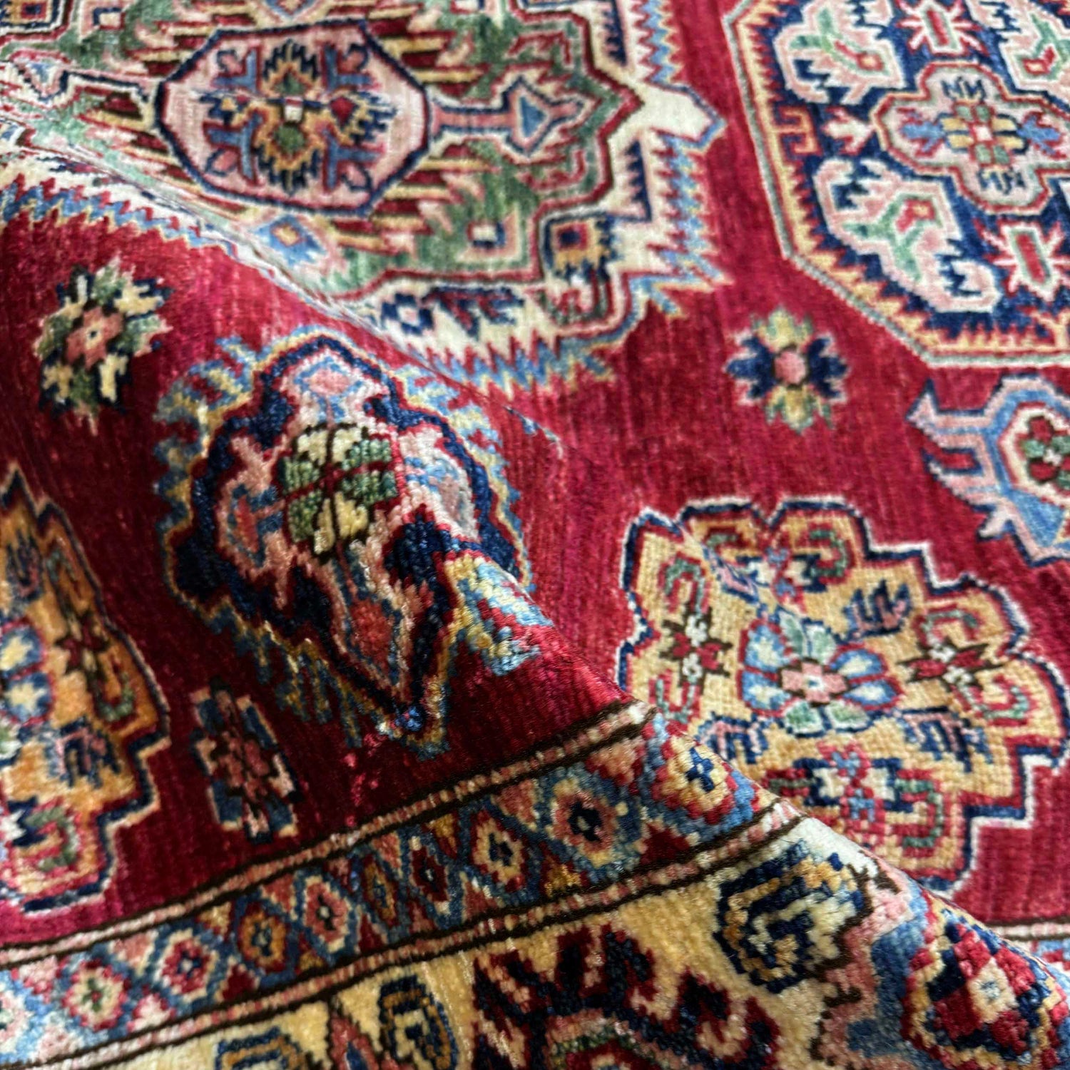 High-Quality Kazak Area Rug 4' 0" x 5' 10" ft / 122 x 178 cm - No. G39610