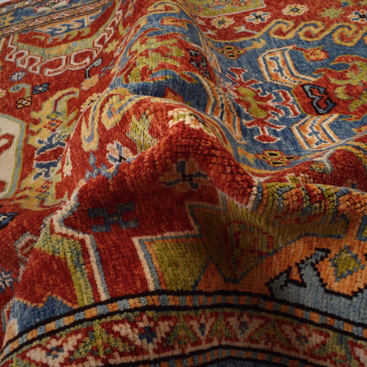 Rich Red Color Shiraz Carpet 4' 10" x 6' 8" ft / 147 x 204 cm - No. P35683