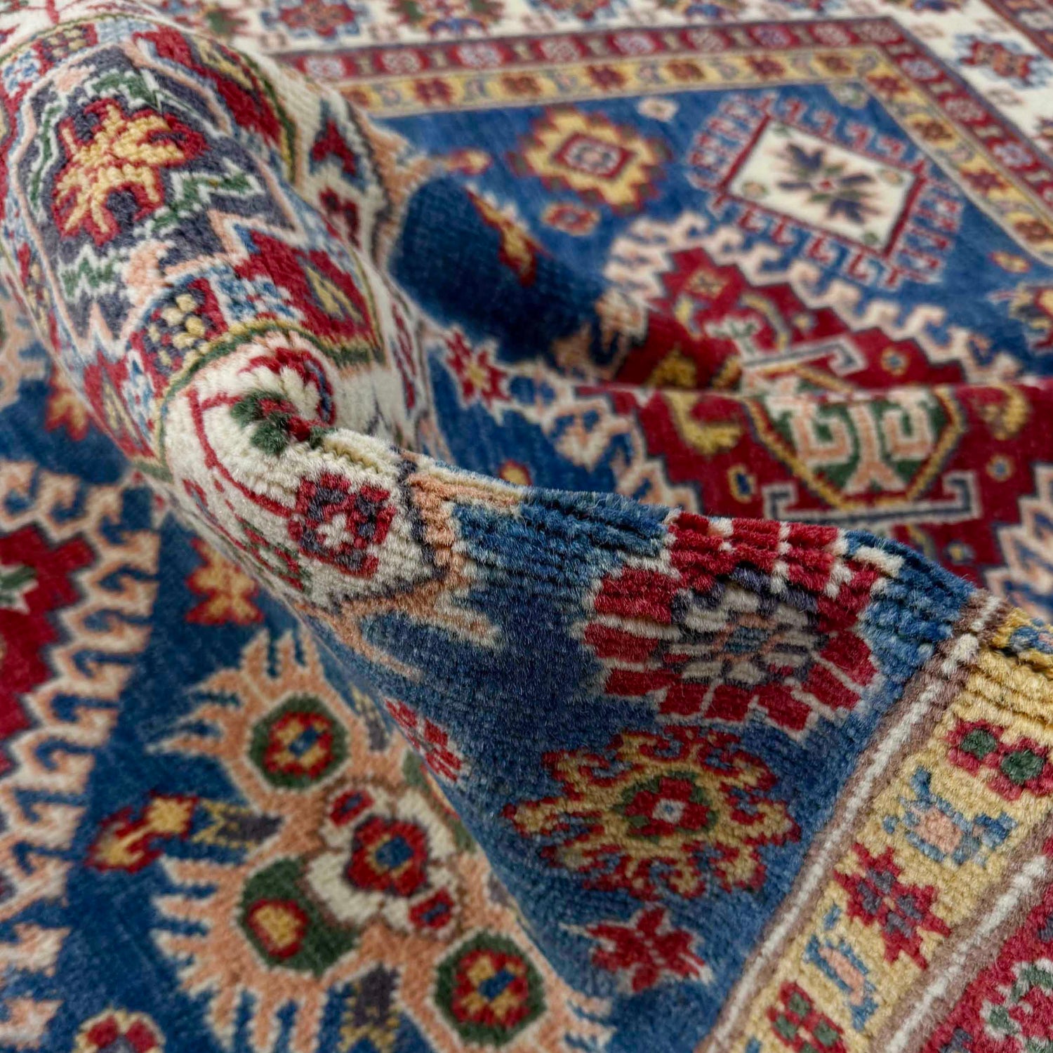 Hand knotted Kazak Carpet 3' 10" x 5' 10" ft / 117 x 177 cm - No. R37387
