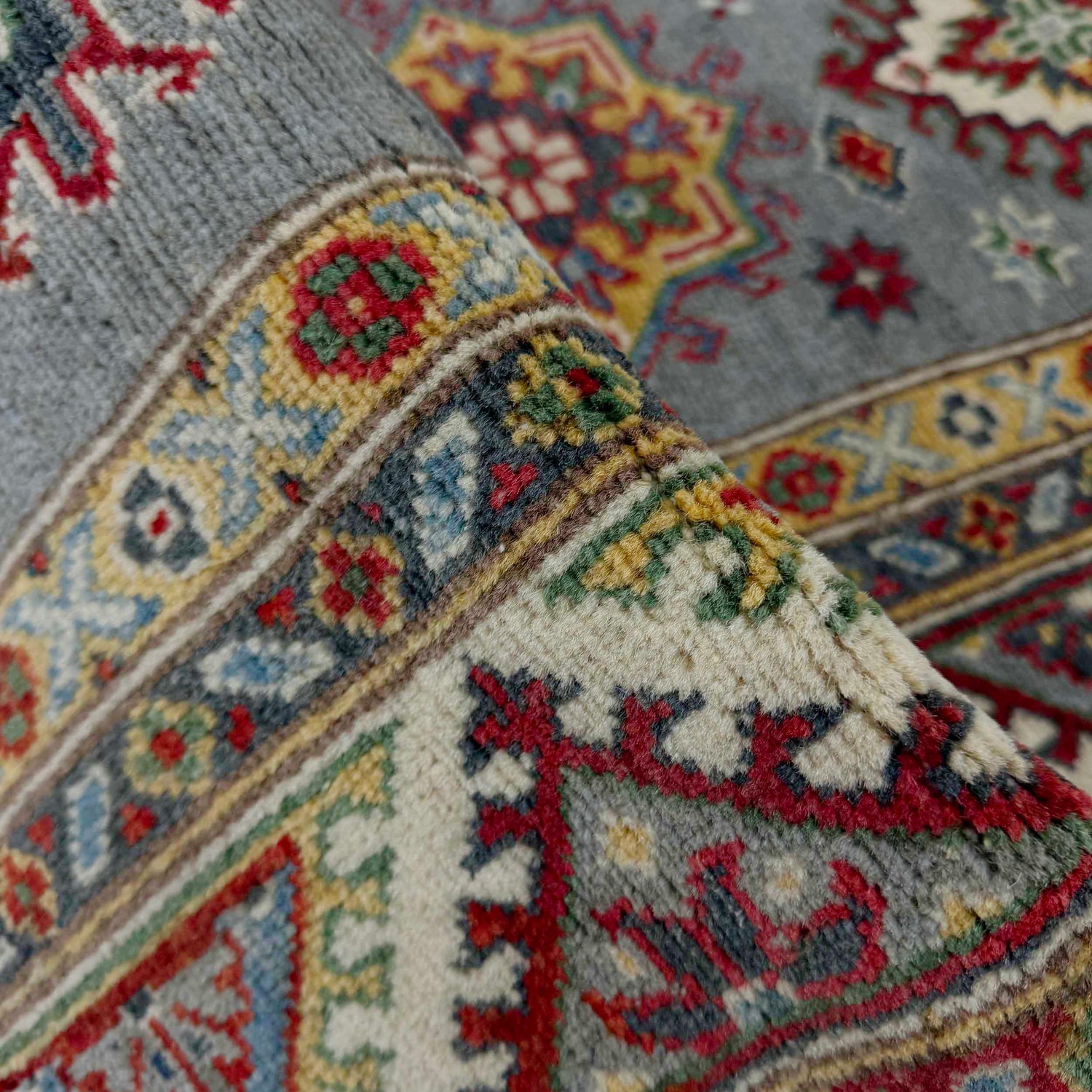 Oriental Kazak Rug 5' 1" x 6' 9" ft / 156 x 206 cm - No. R37628