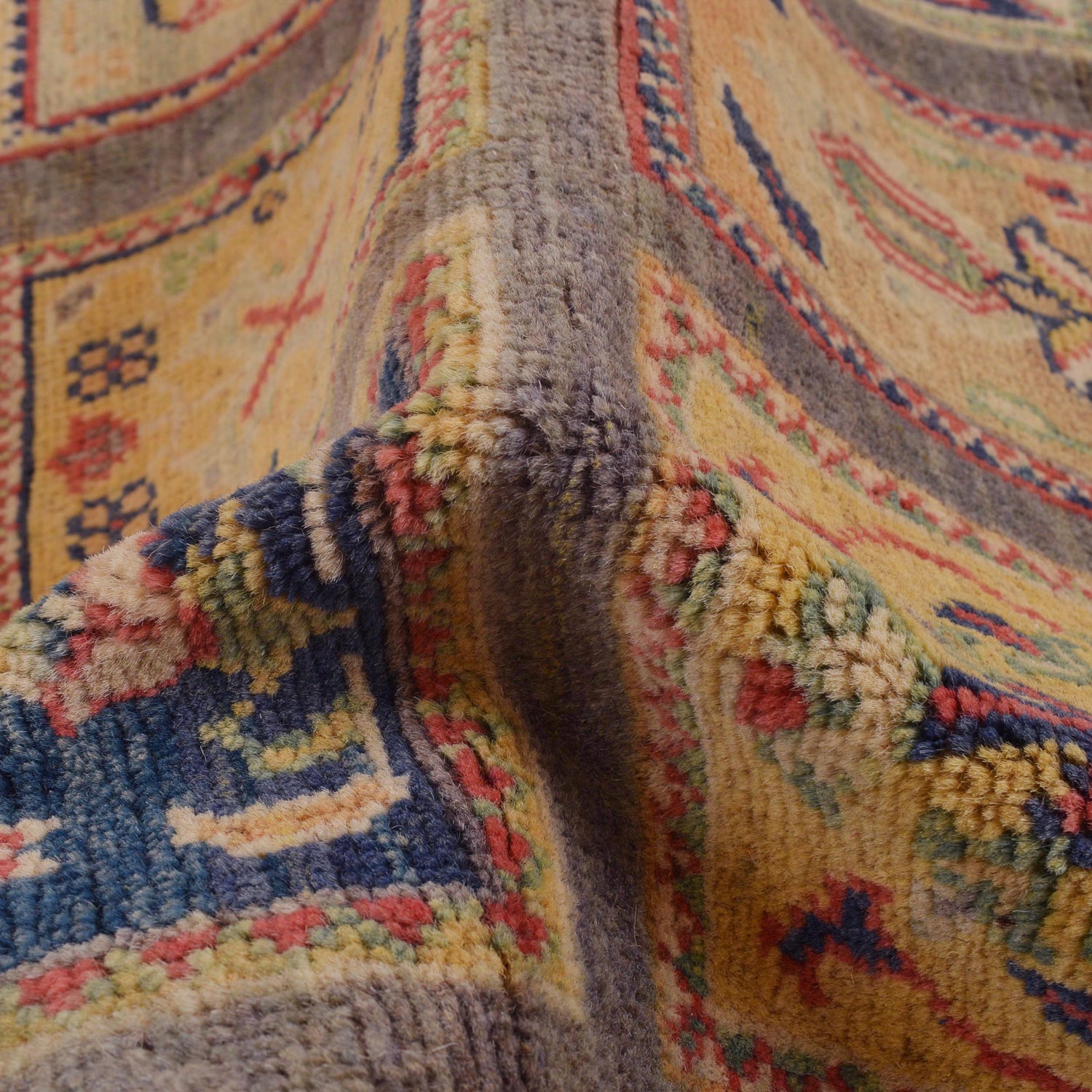 Oriental Bakhtiar Area Rug 3' 11" x 5' 10" ft / 120 x 177 cm - No. W34132