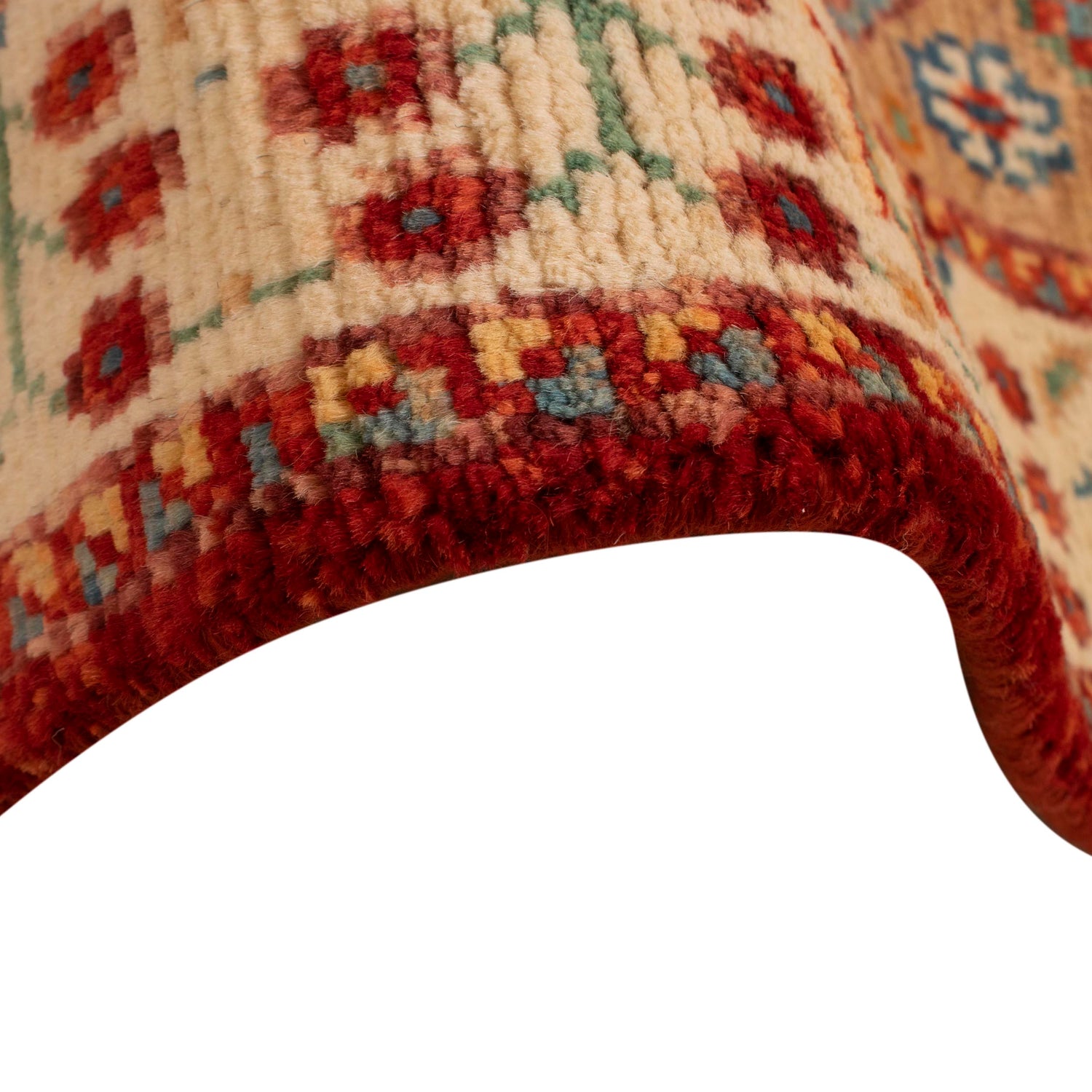 Rich Red Color Shiraz Carpet 3' 9" x 5' 8" ft / 114 x 172 cm - No. Y33030