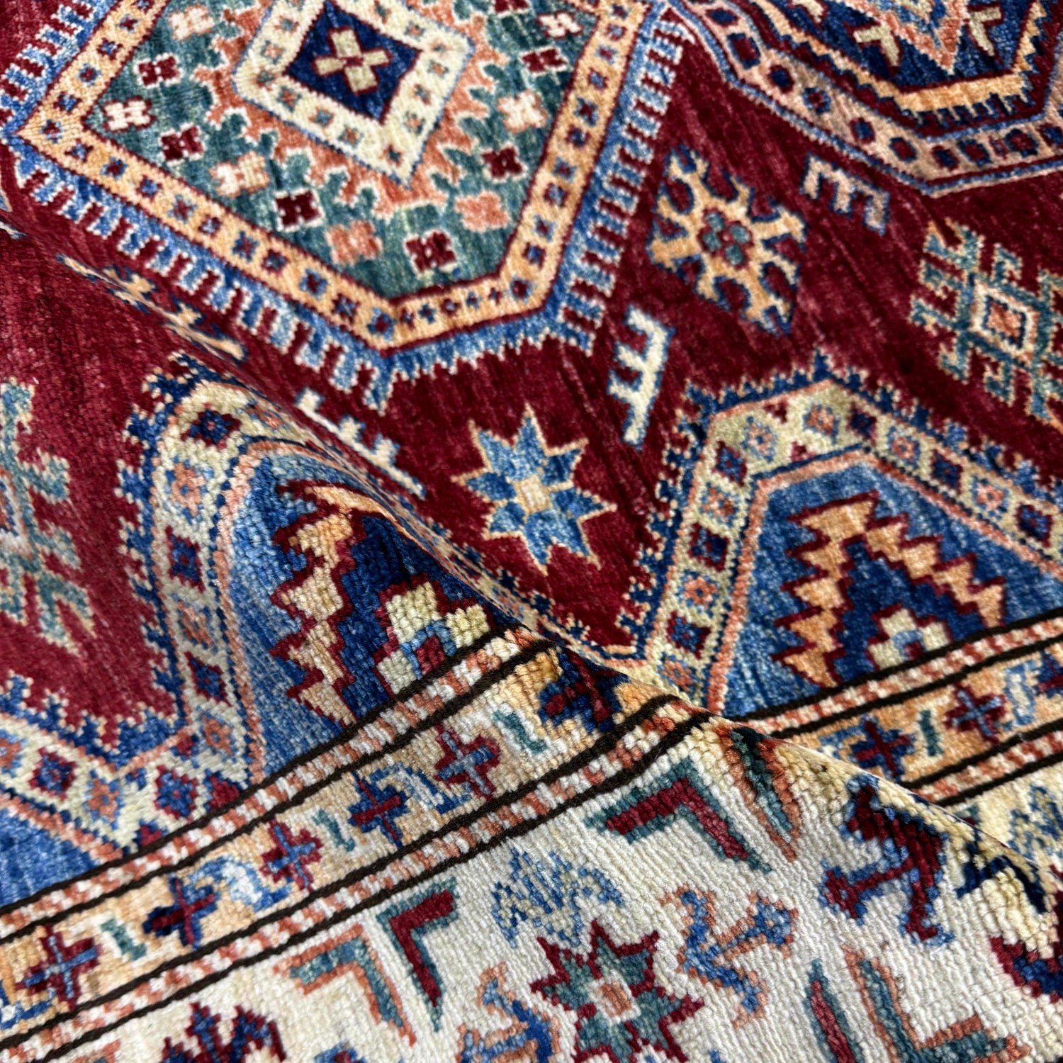 Fine Kazak Oriental Rug 4' 0" x 5' 11" ft / 123 x 181 cm - No. Y39555