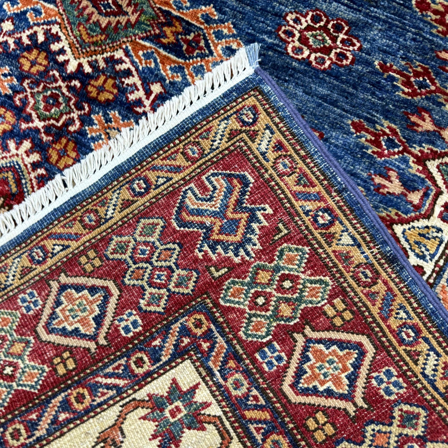 Supreme Kazak Carpet 3' 11" x 6' 1" ft / 120 x 186 cm - No. Y39556