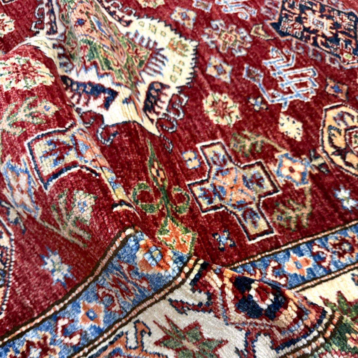 Supreme Kazak Carpet 4' 2" x 5' 11" ft / 126 x 181 cm - No. Y39557
